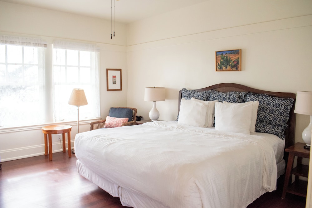 Room, 1 King Bed photo 1