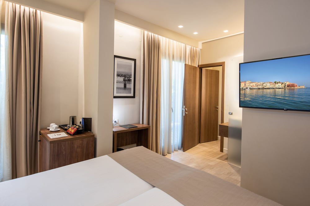 Superior Connecting Rooms with Balcony and City View thumbnail 5