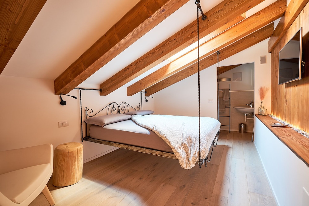 Honeymoon Room, 1 King Bed, Sauna photo 1