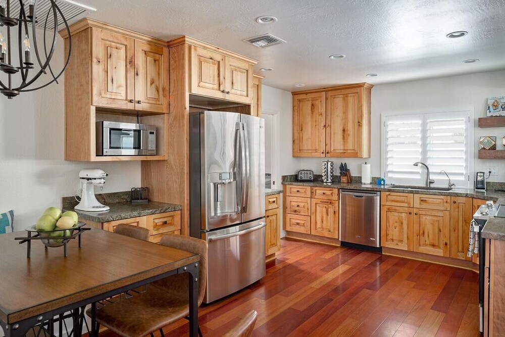 Redfield - Colorful Ranch Home - Must Visit, 사진 24