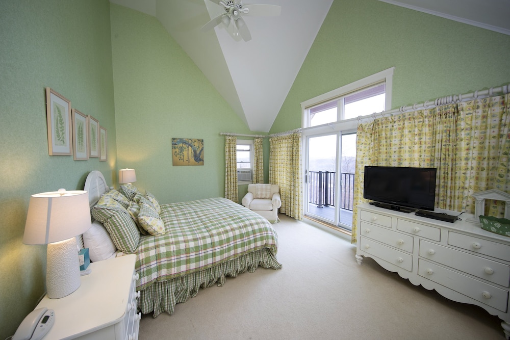 Room, 6 Bedrooms (Home)