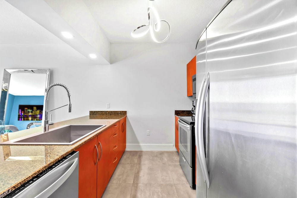 Luxury Condo, 1 Bedroom photo 3