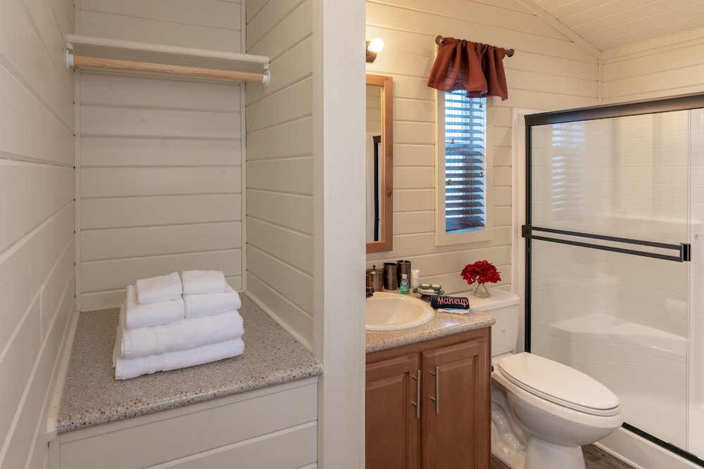 Chalet, 1 Queen Bed, Kitchenette photo 2