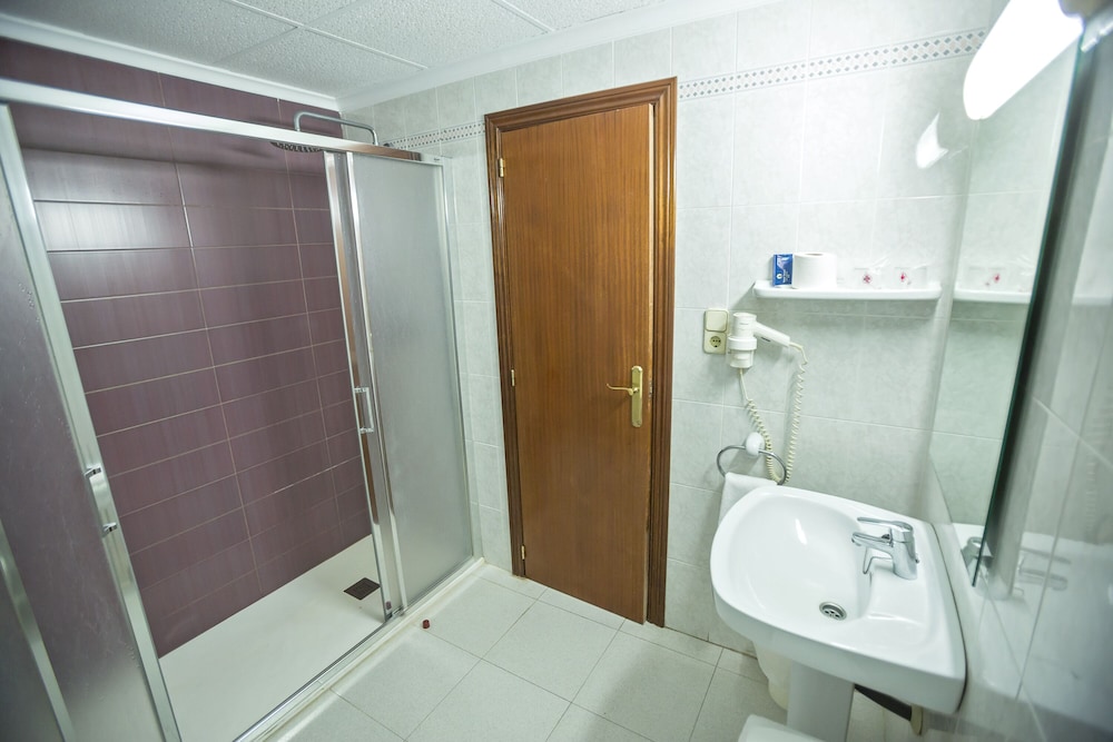 Standard Double Room Single Use photo 3