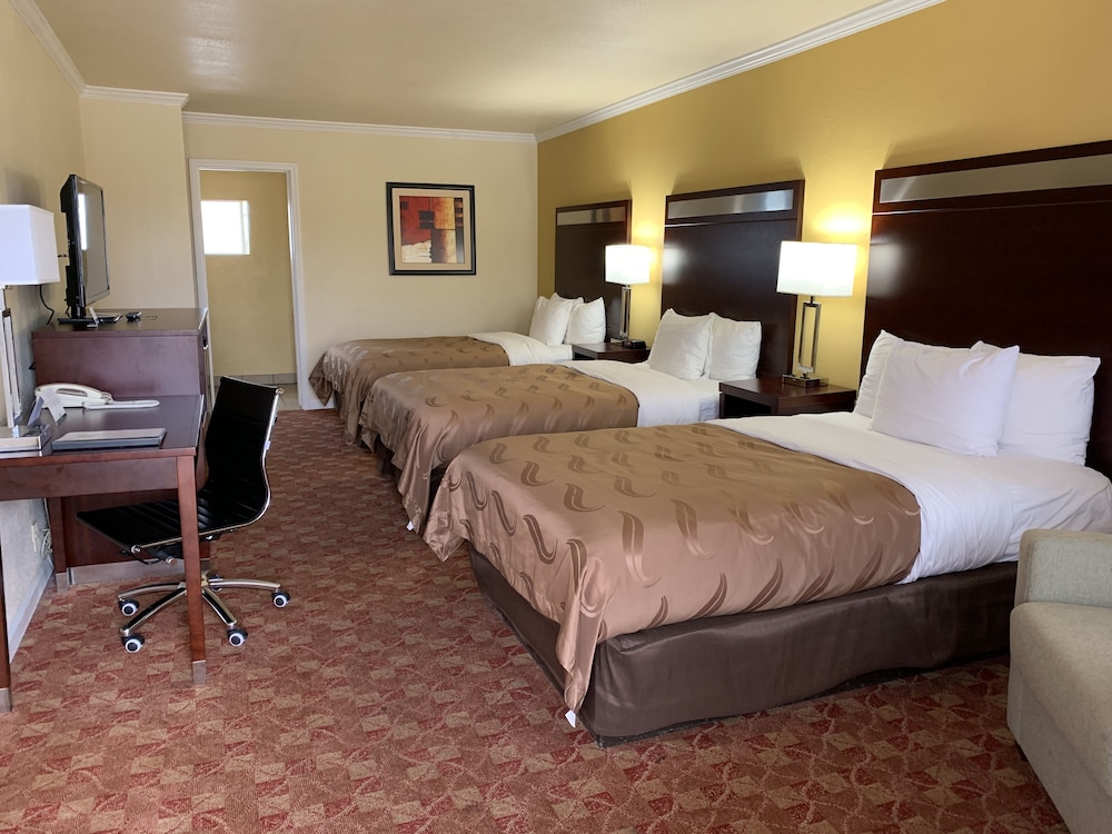 Room, Multiple Beds, Non Smoking - Photo 1