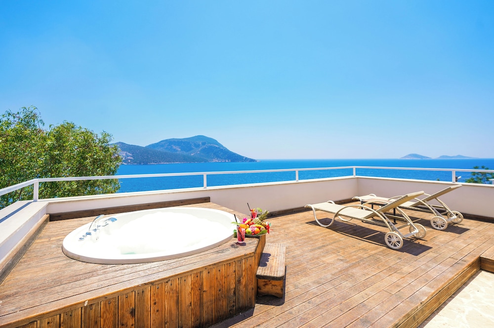 Penthouse Jacuzzi Suite photo 3