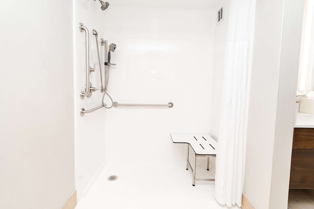 Room, 2 Queen Beds, Accessible (Mobility/Hearing, Roll In Shower) - Photo 10