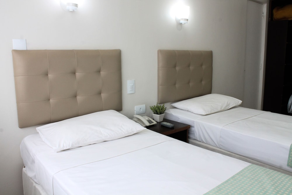 Standard Twin Room, 2 Twin Beds - Photo 1