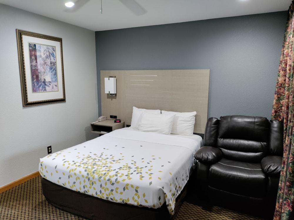 Standard Room, 1 Queen Bed, Pool View, Ground Floor