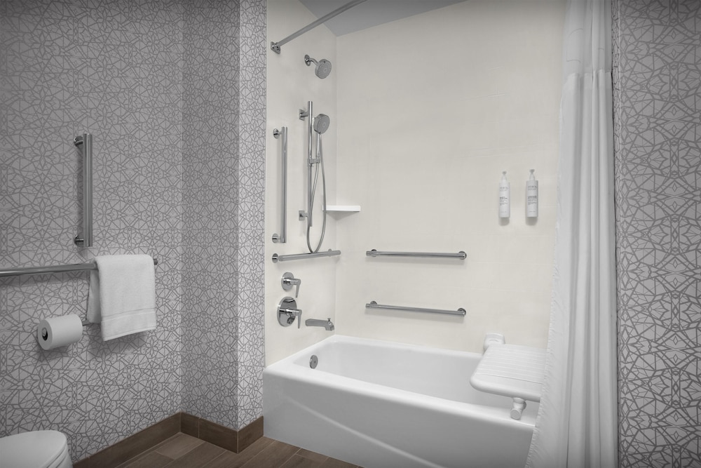 Room, 2 Queen Beds, Accessible, Bathtub