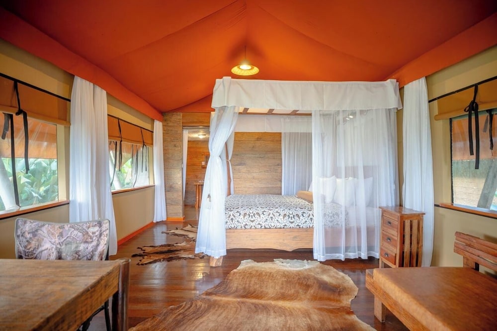 Grand Jacuzzi Tent photo 3