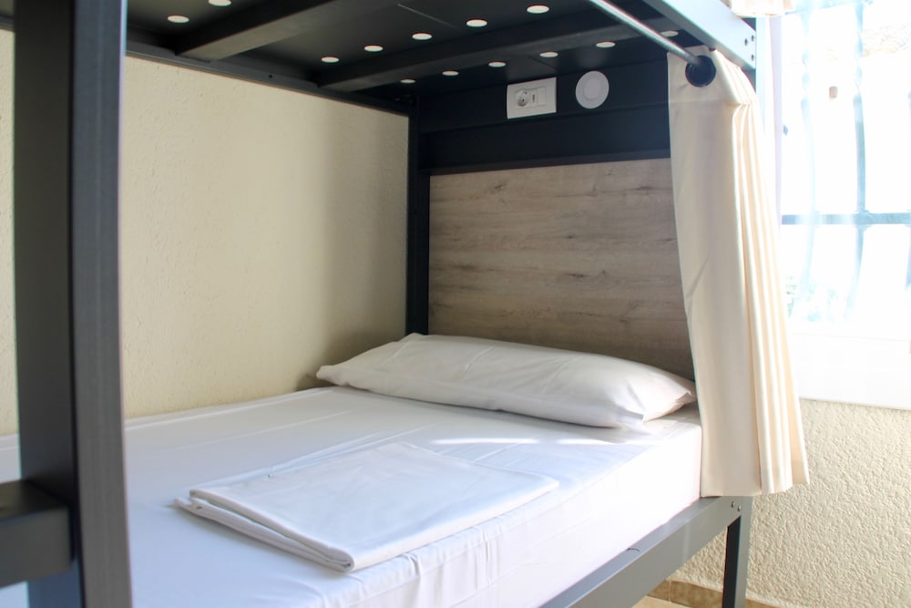Shared Dormitory, Mixed Dorm, Shared Bathroom (1 Bed In A 16-Bed Dormitory Room) photo 3