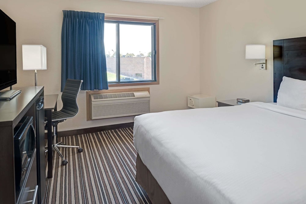 Standard Room, 1 King Bed, Non Smoking - Photo 2