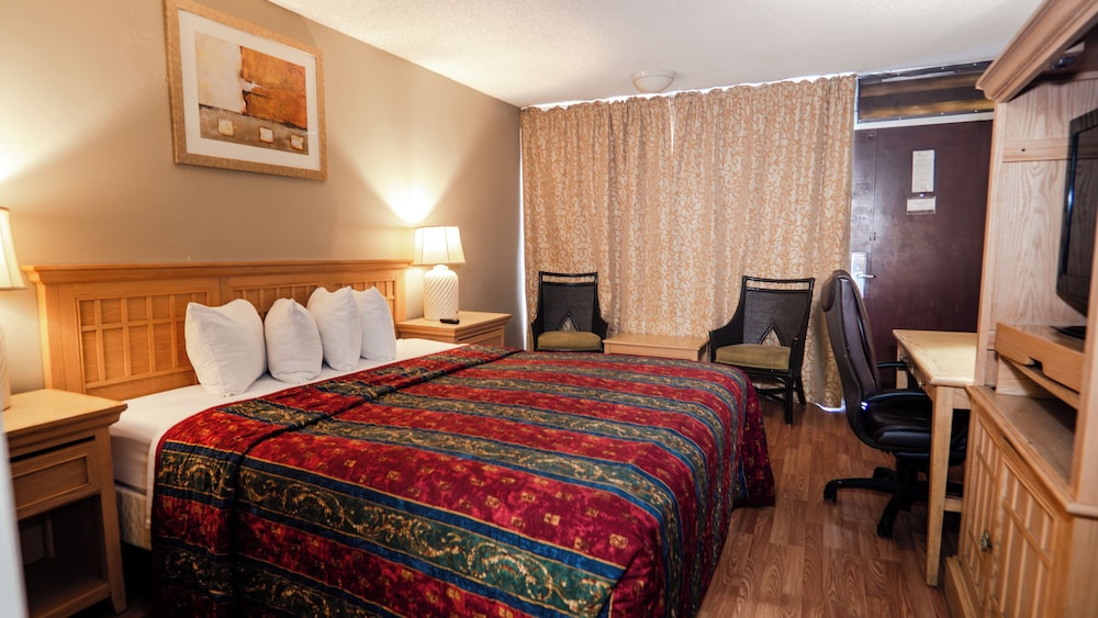 Basic Room, 1 queen bed smoking photo 1