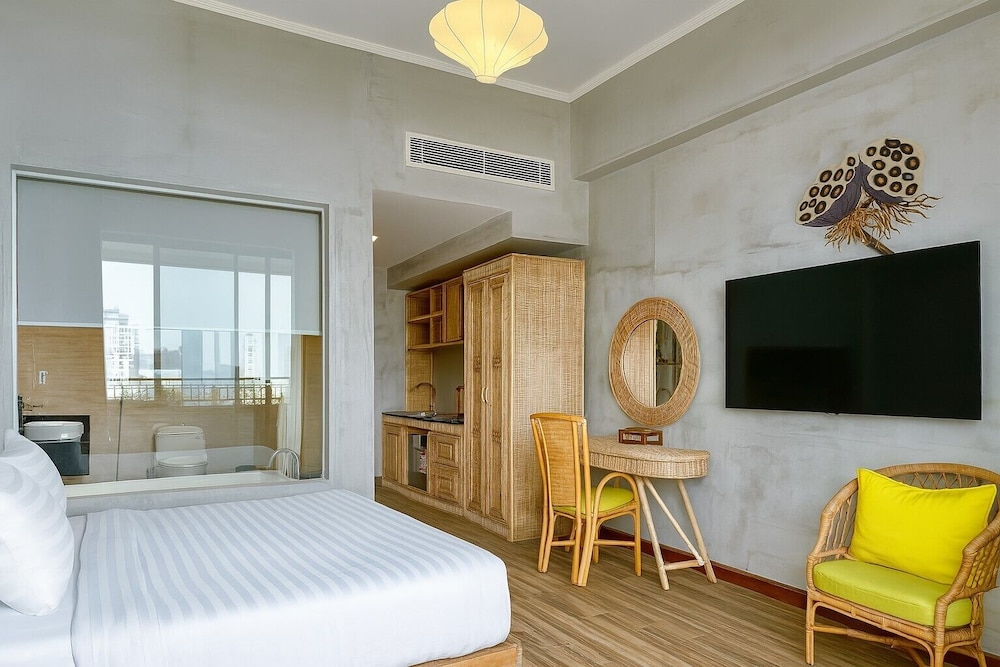 Deluxe Room, City View - Photo 2