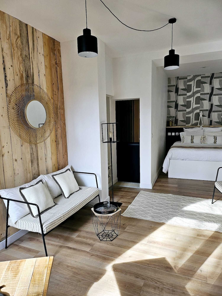City Apartment, Private Bathroom, Pool View (Suite Curieuse) - Photo 8