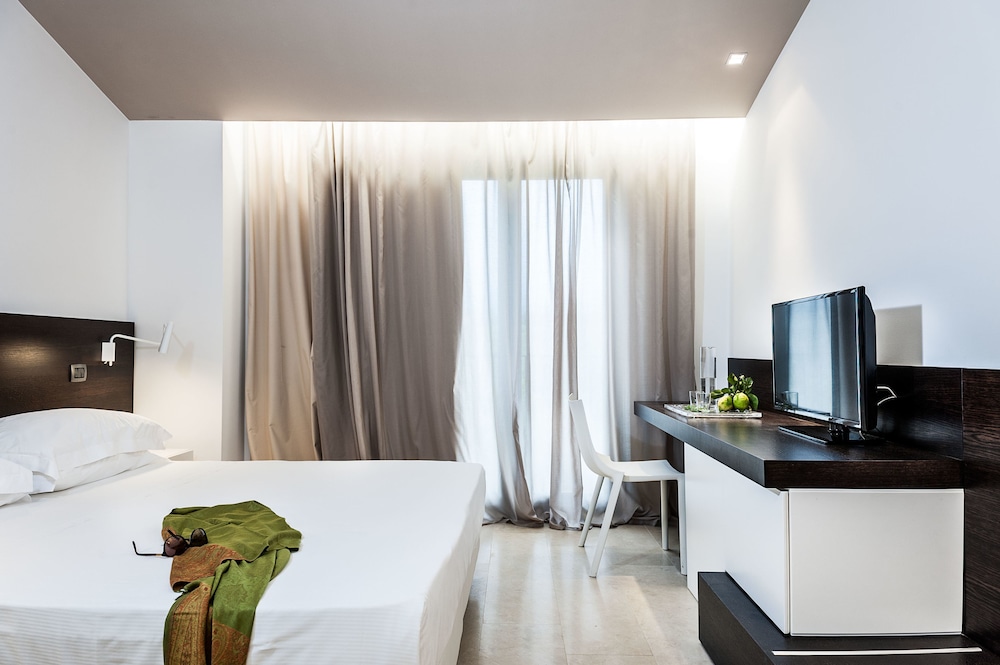 Superior Double or Twin Room, 1 King Bed, Private Bathroom, Courtyard View photo 2