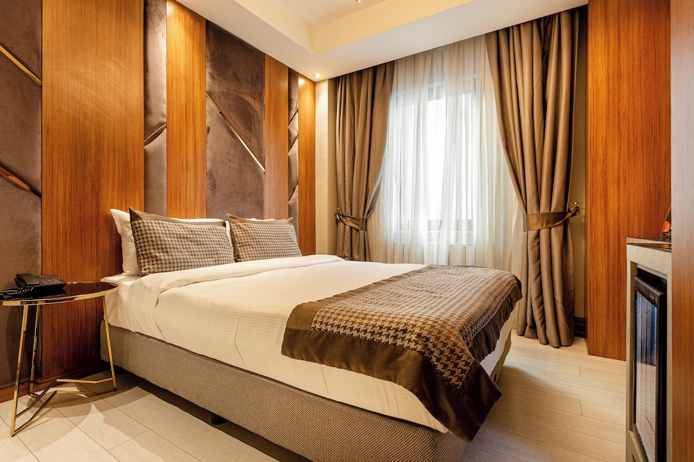 Economy Triple Room photo 2