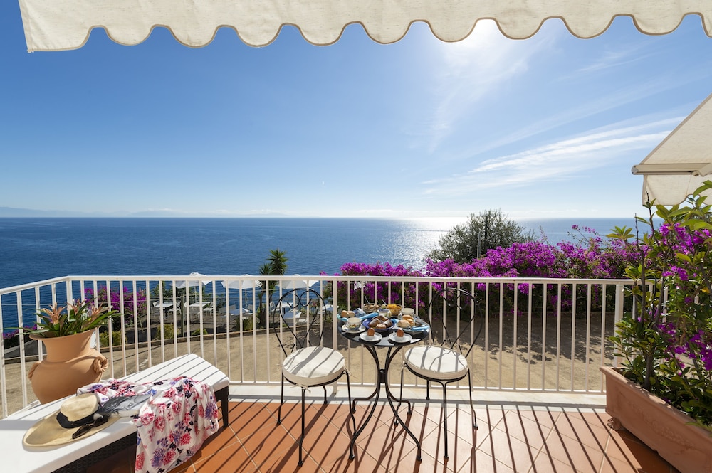Double or Twin Room, Sea View - Photo 11