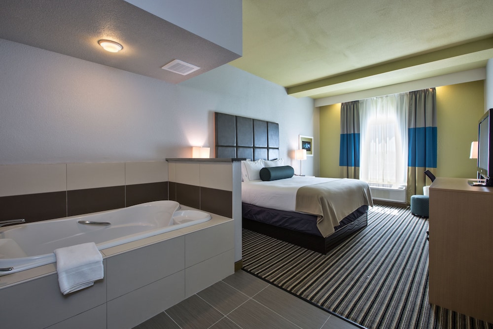 Standard Room, 1 King Bed, Jetted Tub photo 1