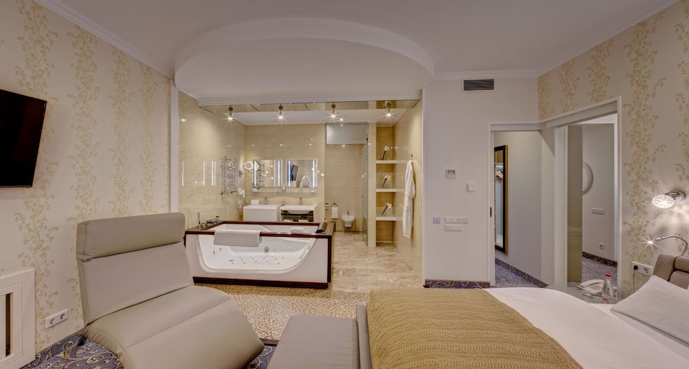 Suite, Jetted Tub photo 2