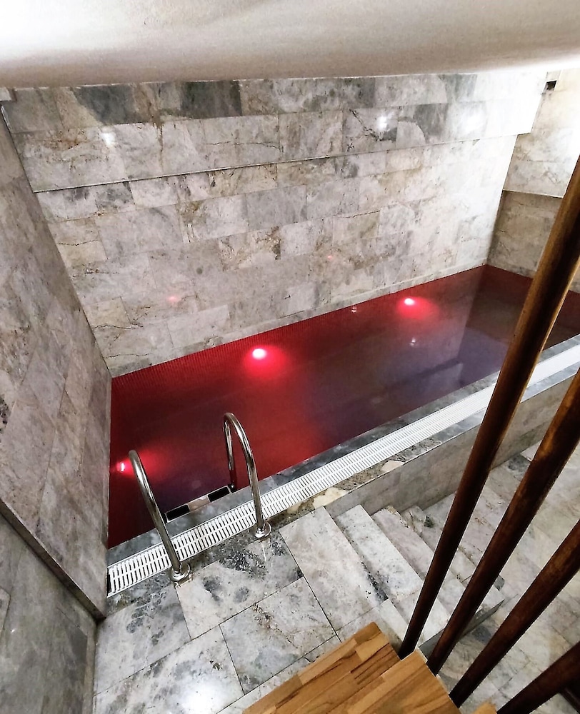 Red Pool Suite, Hot Tub - Photo 9