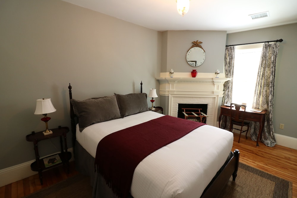 Gray Room, 1 Queen Bed, Glass shower,  Antique show fireplace photo 1
