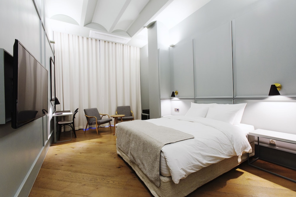 Deluxe Double Room - Photo 14
