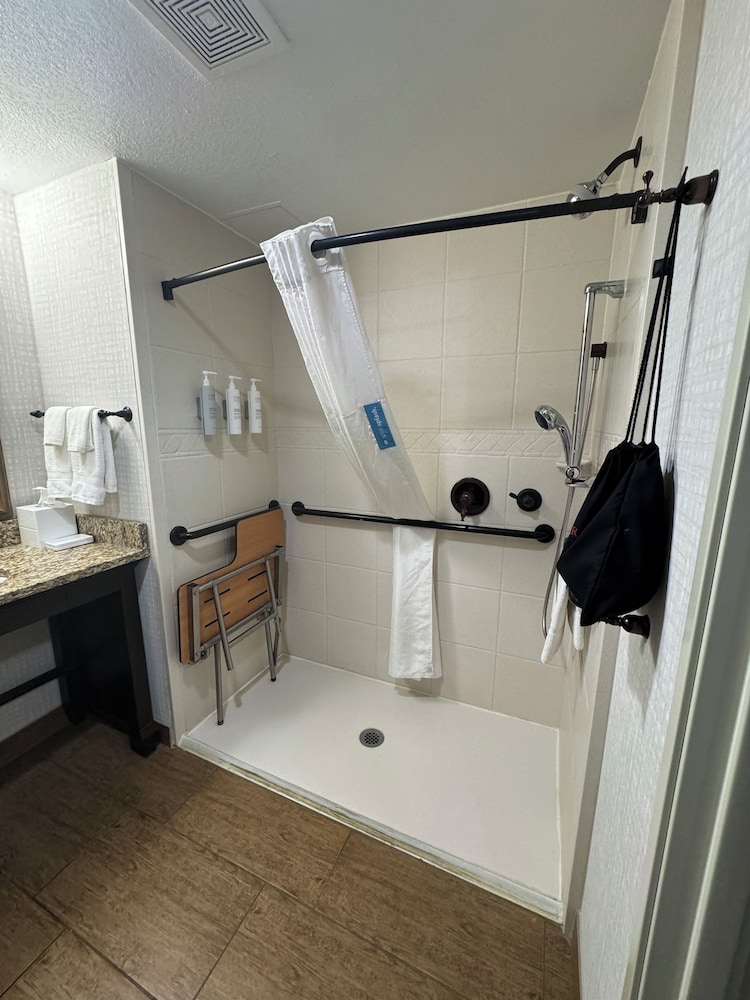 Room, 2 Queen Beds, Accessible (Mobility & Hearing, Roll-in Shower) photo 2