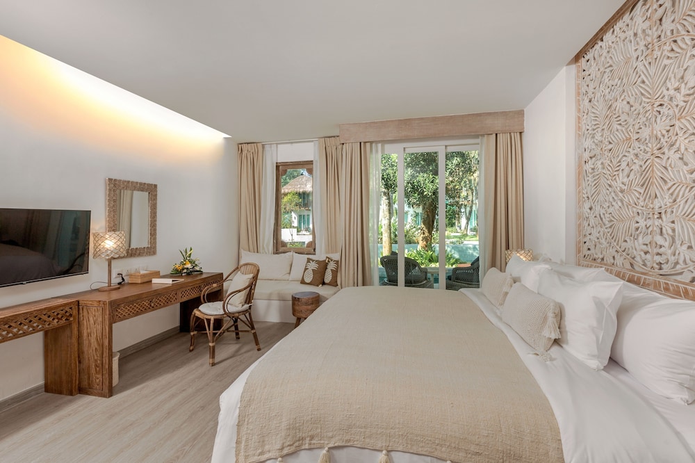 Grand Room, Pool Access