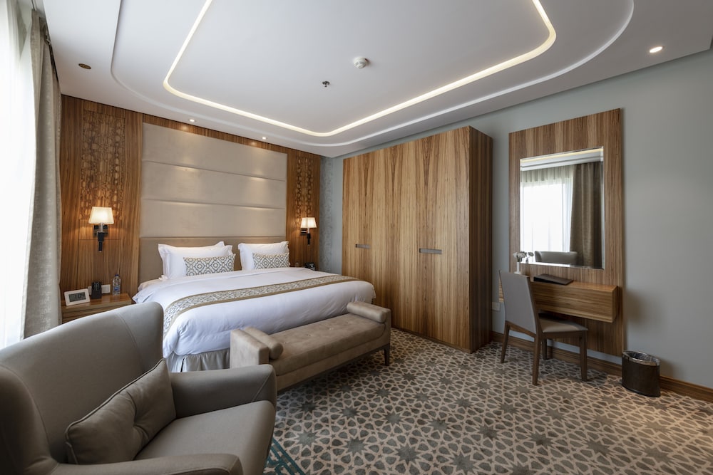 Deluxe King Room - Photo 2