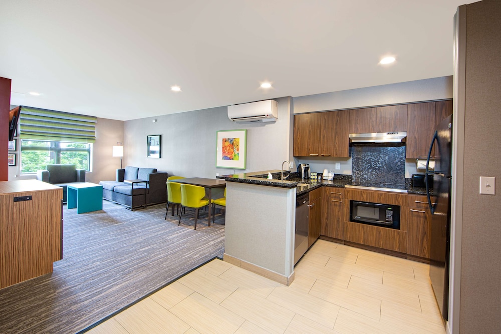 Suite, 2 Bedrooms - Photo 4