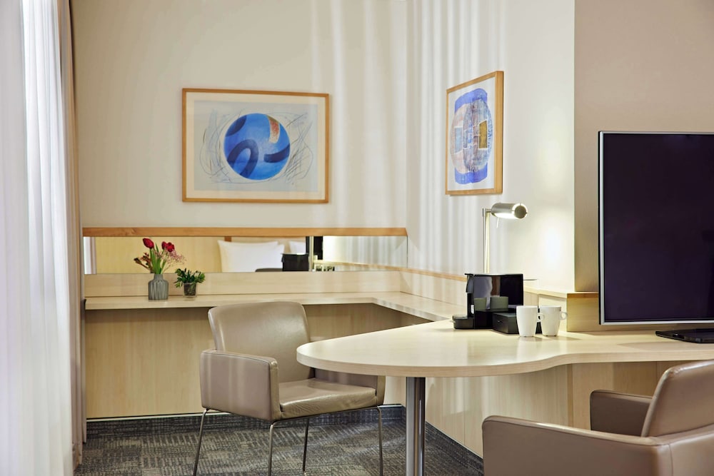 Deluxe Room, 1 Queen Bed, Balcony - Photo 3