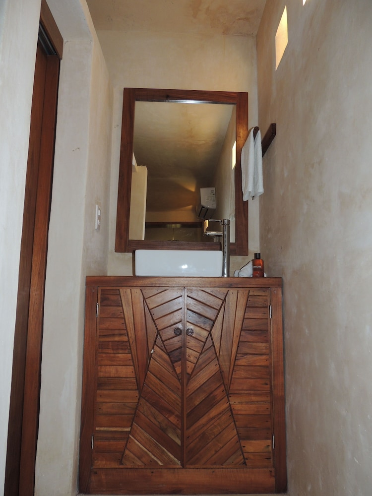 Deluxe Room, 1 Queen Bed, Non Smoking photo 3