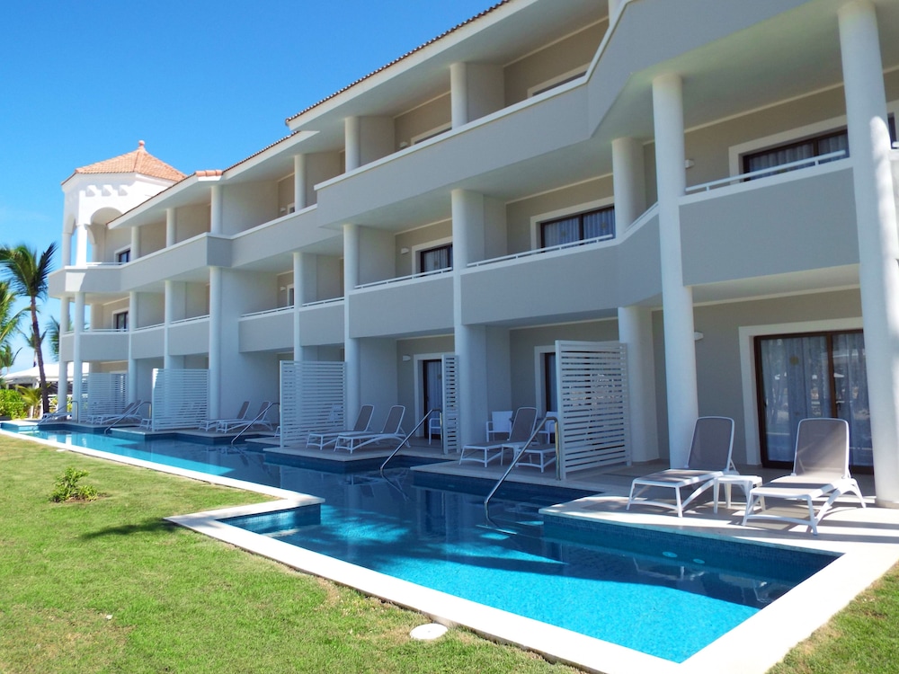 Junior Suite (Deluxe Swim Up Corner)