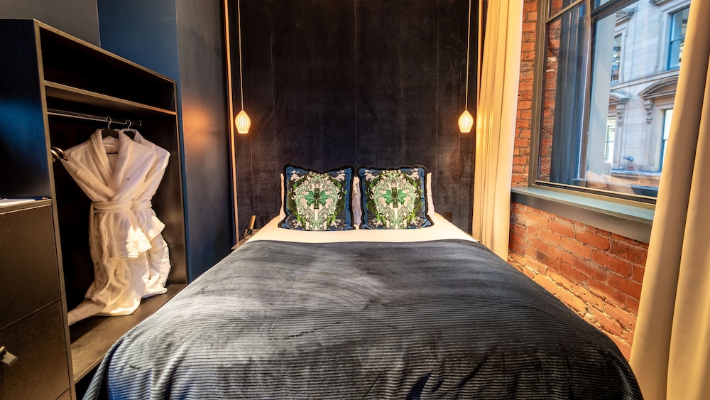 Signature Suite, 1 King Bed - Photo 3