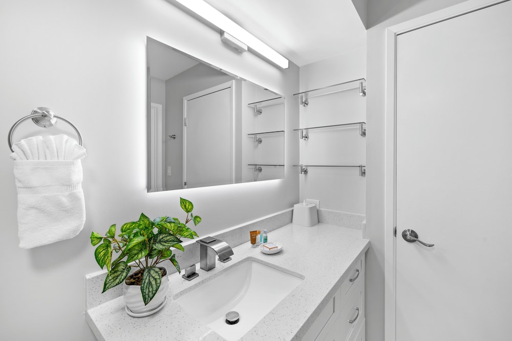 Diamond Head and Ocean views with King Bed and Parking: Condo, 1 Bedroom, Ocean View (0095) photo