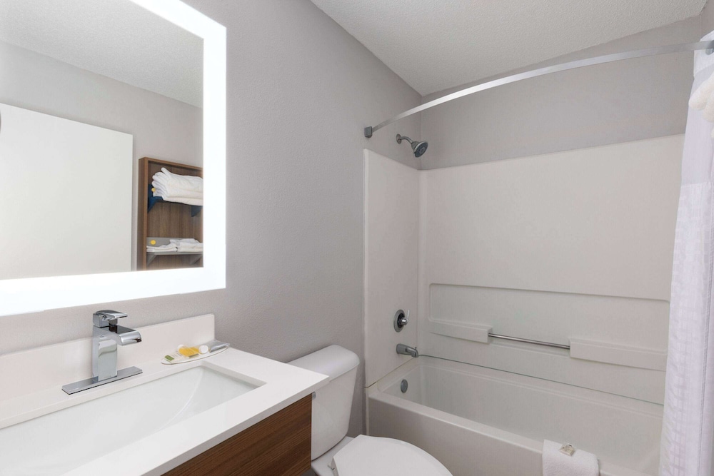 Standard Room, 1 Queen Bed - Photo 4