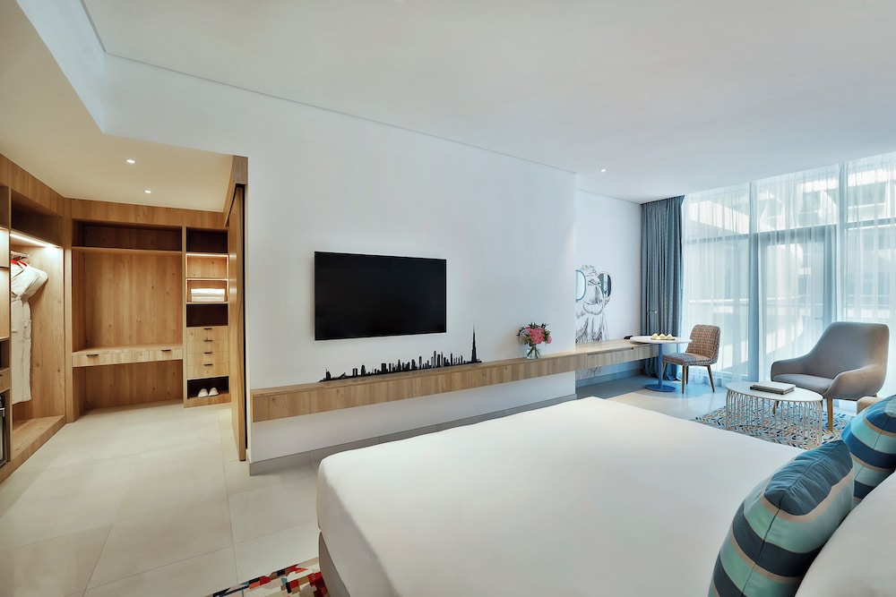 Deluxe Family Room with Balcony, Beach & Rooftop Infinity Pool Access, Shuttle to Mall Of Emirates photo 3