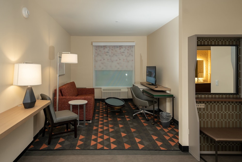 Suite, 1 King Bed - Photo 11