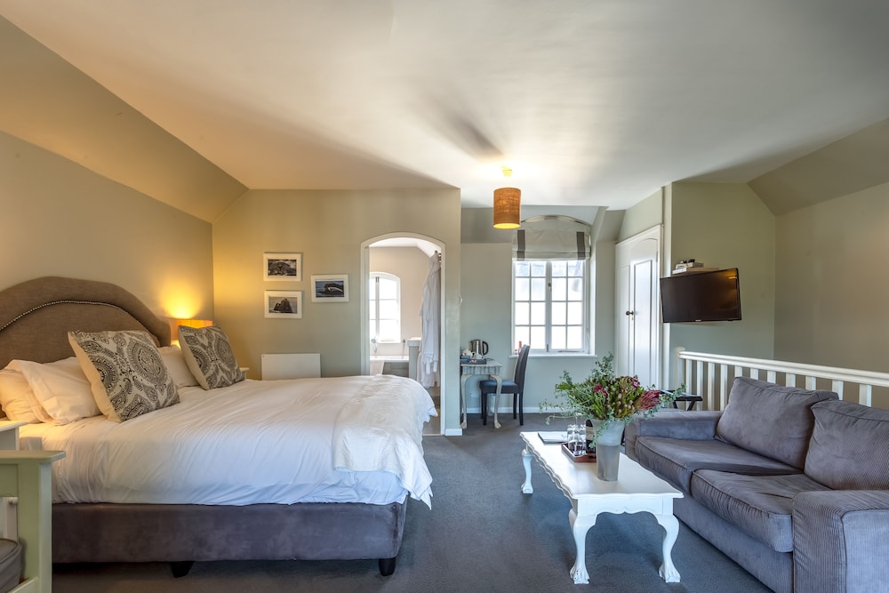 Deluxe Suite (Distant Sea View) photo 2