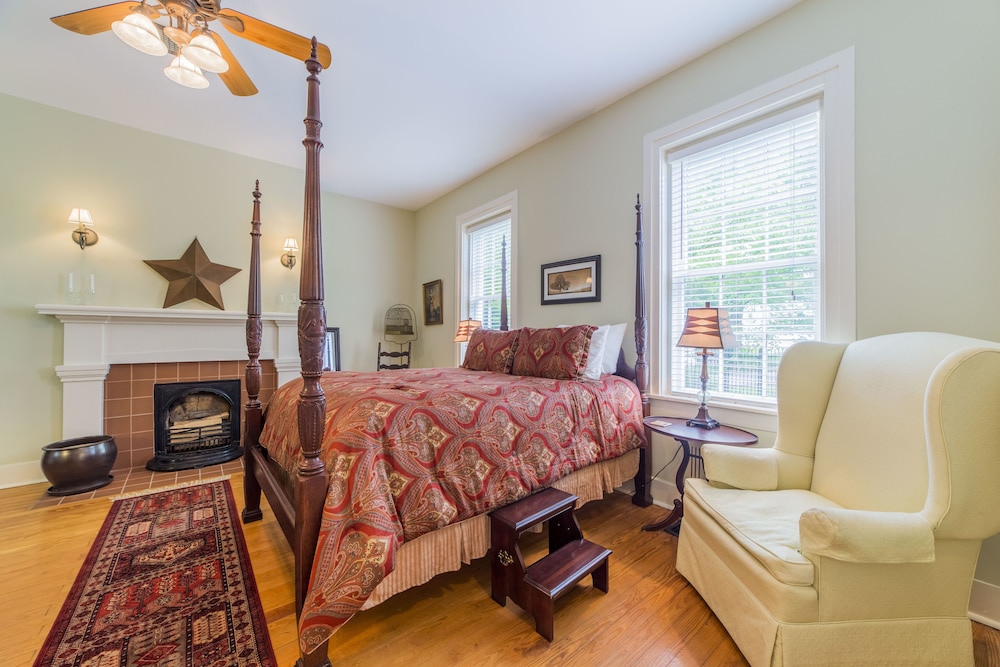 Room, Private Bathroom (Federal House: Scarlet Starlet)