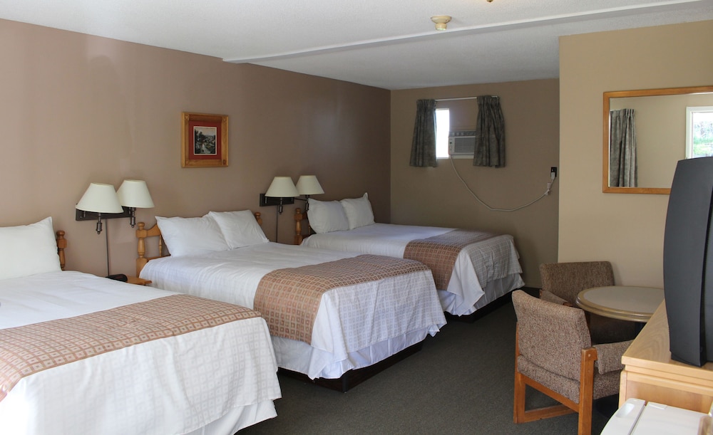 Standard Room (Tennis court section, 3 double beds)