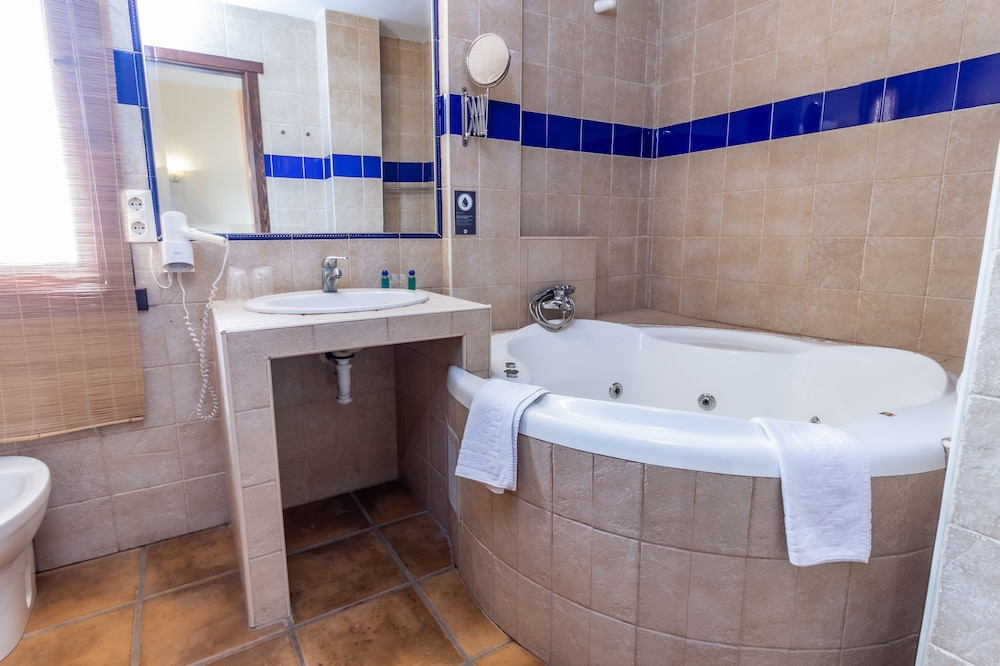 Deluxe Studio Suite - Photo 13