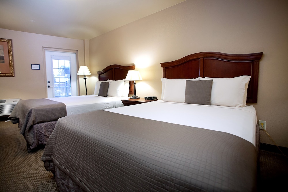 Room, 2 Queen Beds, Balcony - Photo 3