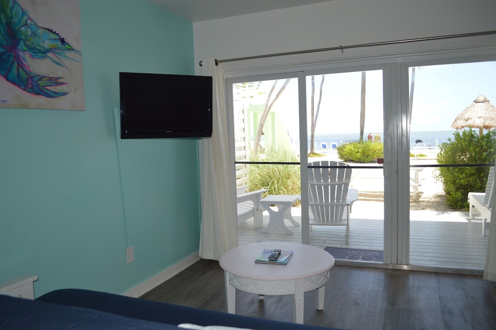 Oceanfront King Suite w/ Kitchen & Private Balcony - Photo 11