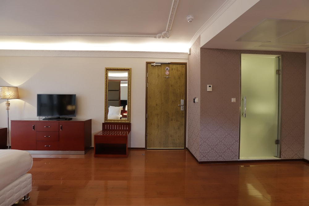 Junior Suite, 1 King Bed, Bathtub photo 3