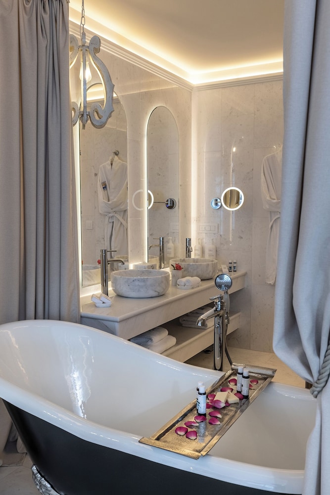Signature Junior Suite with Sea View - Photo 9