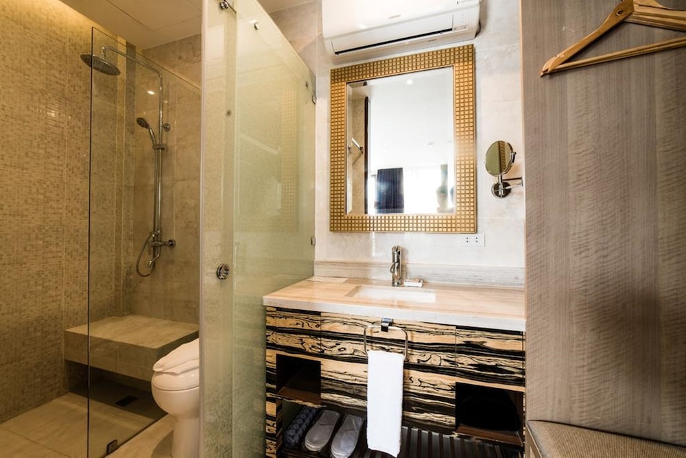 Deluxe King Room - Photo 9