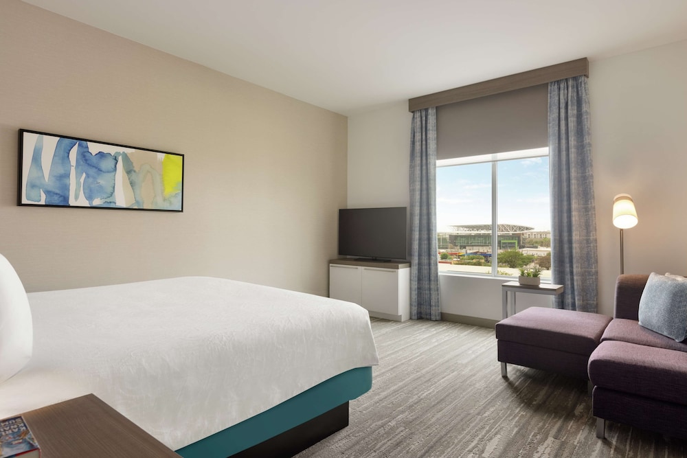 Deluxe Room, 1 King Bed, Accessible (Hearing) - Photo 3